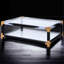 Élégante table basse à pieds en métal avec plateau en verre transparent et structure de rangement ouverte moderne