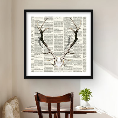 Deer Horns sur un journal | Décor de bureau encadré beige