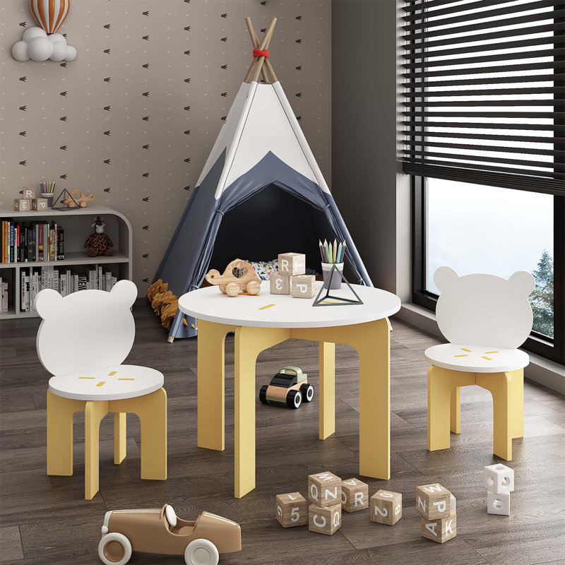 Ensemble de table et de chaises pour enfants avec une conception ergonomique pour tout-petits, des bords arrondis sécuritaires, un panneau de fibres à densité moyenne durable et une fabrication en pin pour une salle de jeux, une chambre à coucher ou une école maternelle.