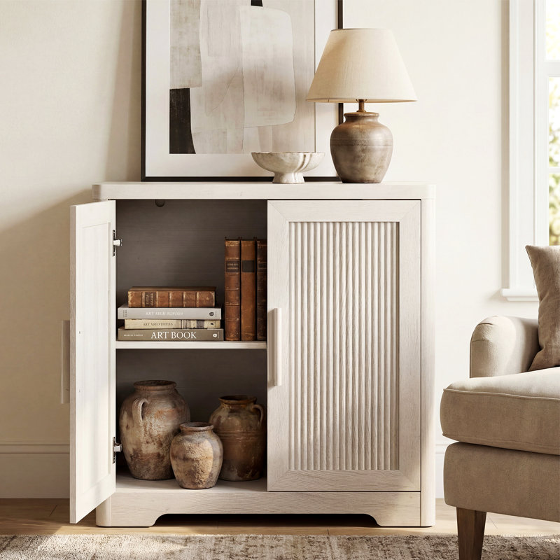 Buffet moderne à portes cintrées et cannelées, dosseret en chêne blanc avec tablette réglable et fermeture amortie, meuble de rangement contemporain pour salon, salle à manger et entrée.
