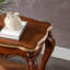 Table d'appoint traditionnelle de 27 pouces, sculptée, dorée et festonnée
