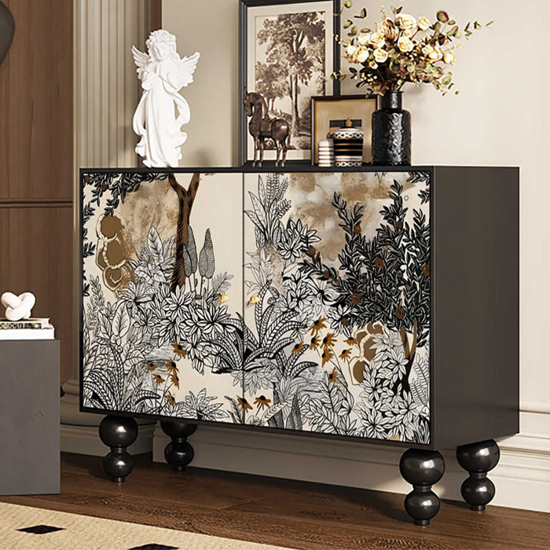 Armoire décorative française avec des motifs de plantes