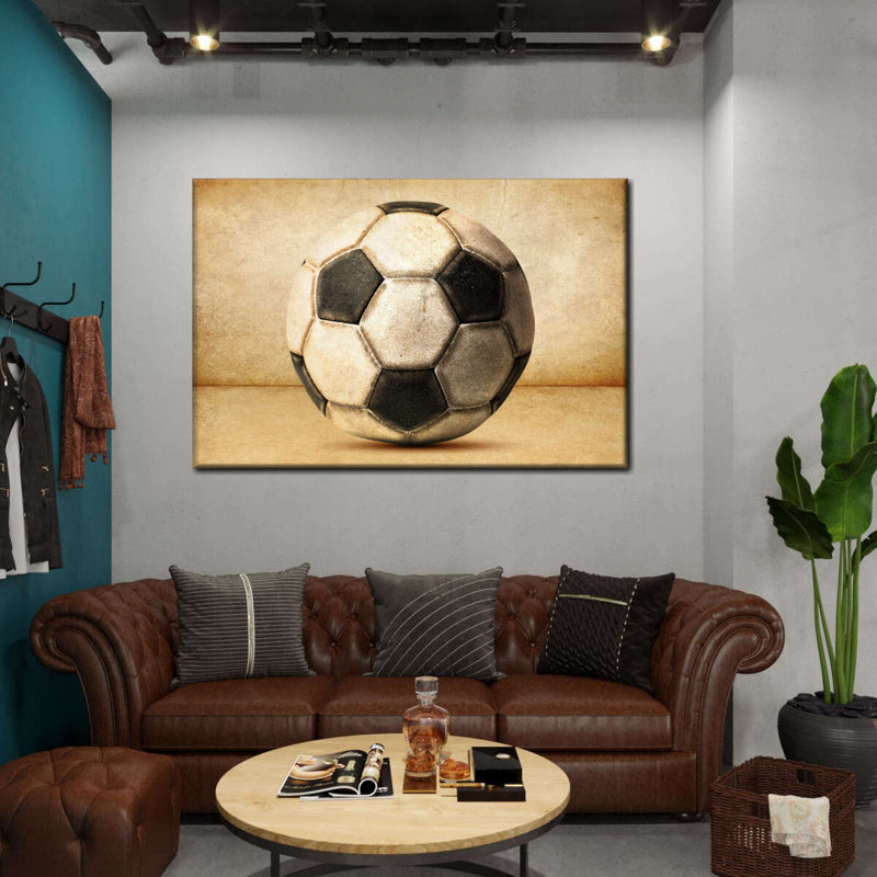 «Old School Soccer Ball», reproduction sur toile tendue, H 34 po x l 51 po x P 1,25 po