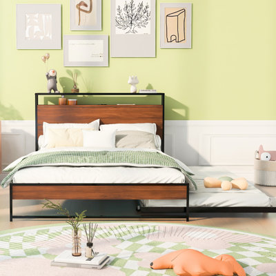 Base de lit plateforme en métal noir avec couchette, hublots et lattes. Pleine grandeur. Pas de sommier tapissier nécessaire pour la décoration de chambre à coucher