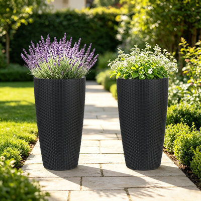 Jardinières hautes en faux rotin avec système d'arrosage automatique