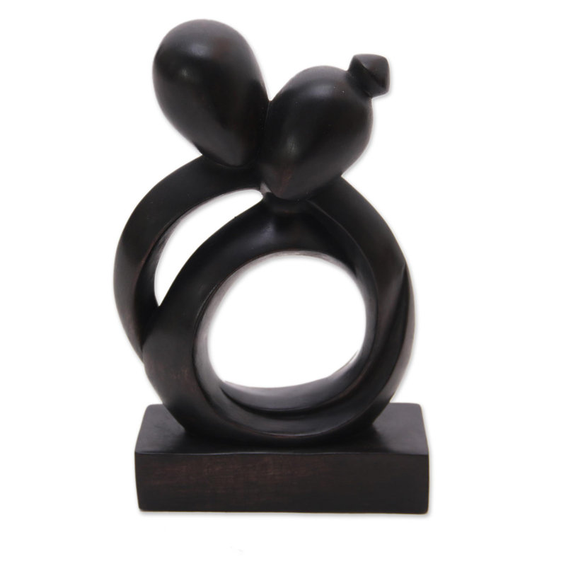Sculpture en bois avec couple de soins