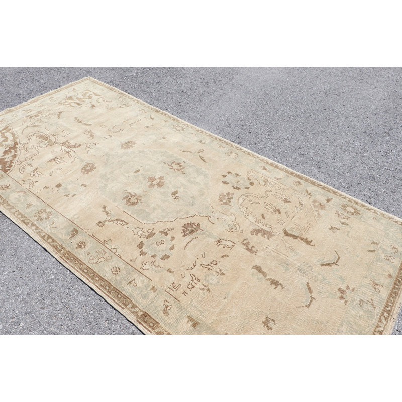 Tapis turc fait à la main en beige avec des motifs floraux bleus et bruns parfaits pour un thème de décoration vintage