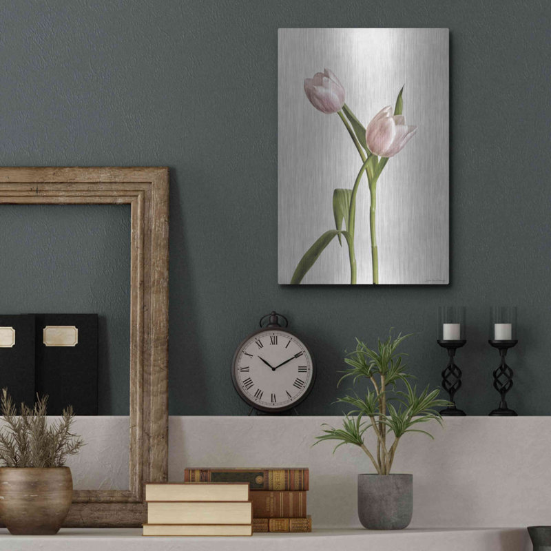 «Light Tulips IV» par Debra Van Swearingen, H 16 po x l 12 po