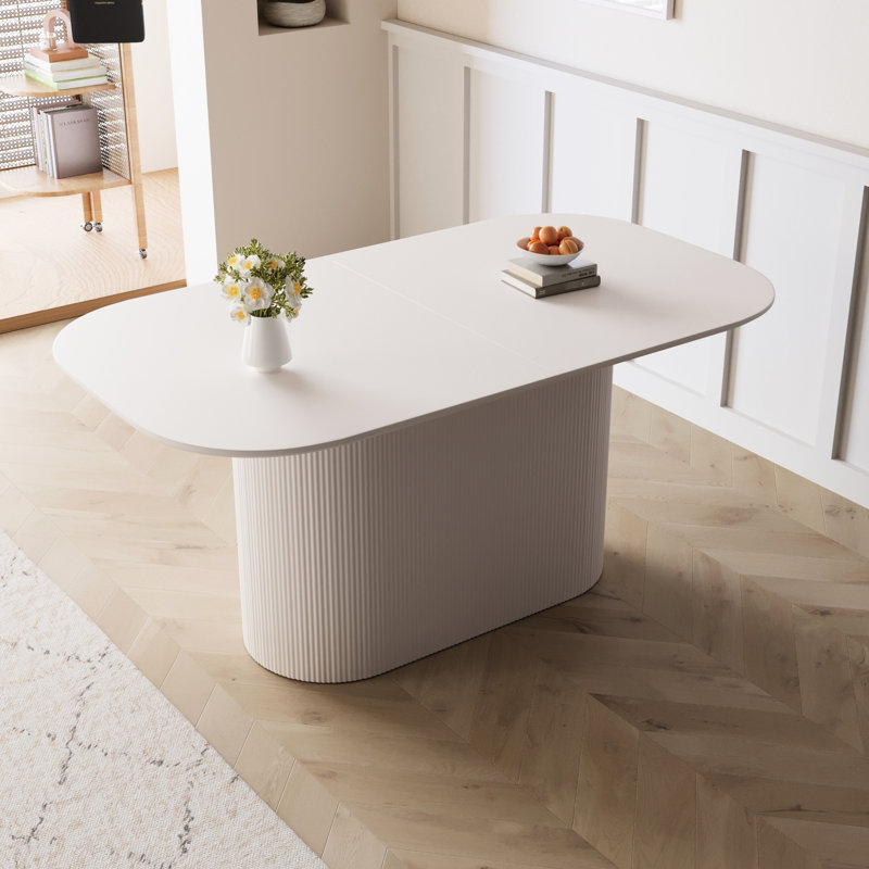 Table de salle à manger crème de 63 pouces, pieds à rayures verticales, multifonctionnel pour recevoir des invités, table à finition en surface, design moderne, convient à 4 à 8 personnes, facile à nettoyer et à entretenir