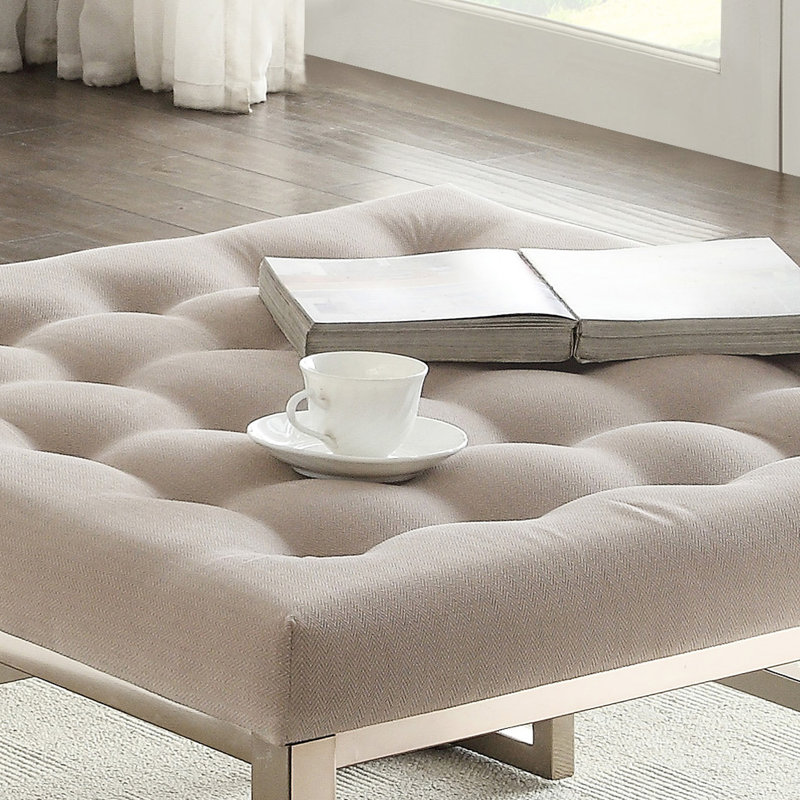 Moderne en beige et champagne, s'adapte à différentes configurations de pièce pour ajouter une touche contemporaine