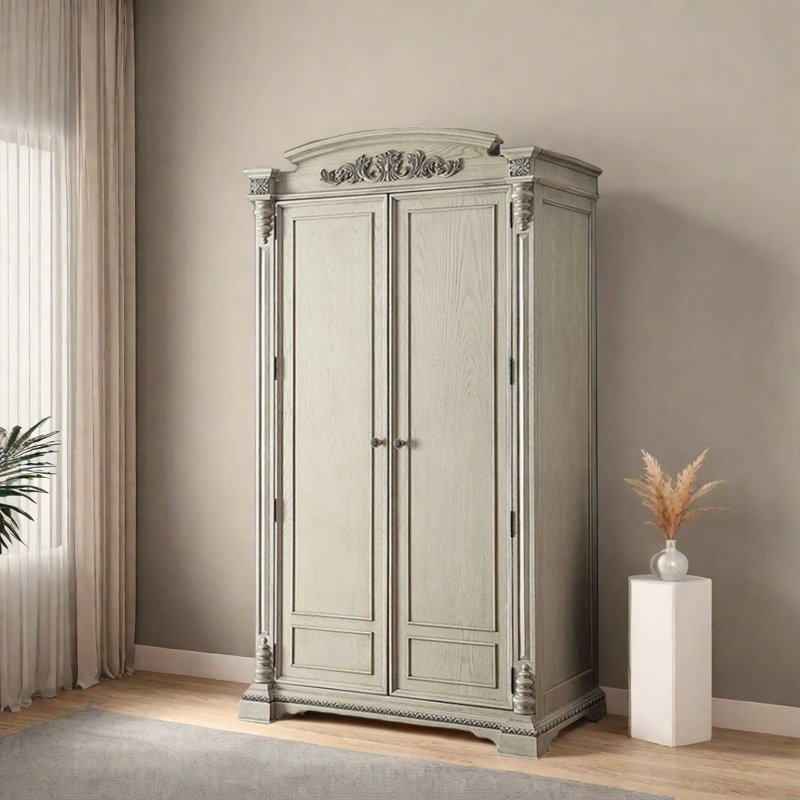 Armoire classique de couleur unie