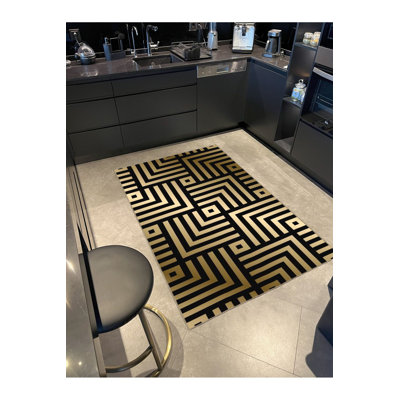 Tapis noir à motif géométrique