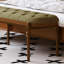 Long banc vert en tissu et tissu d'ameublement vert rétro