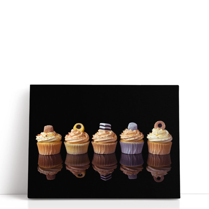 Liquorice Allsorts Cupcakes In A Row - reproduction d'art sur toile, H 24 po x l 32 po