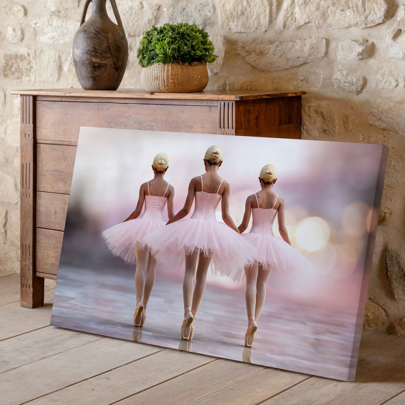 Toile Trois jeunes ballerines debout gracieusement dans un cadre éthéré doux, H 18 po x l 24 po