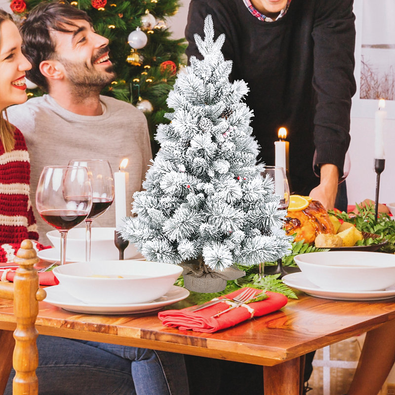 Arbre de Noël enneigé 3 pi avec branches en PE / PVC et aiguilles de pin, 170 pointes, décorées de pommes de pin et de baies rouges