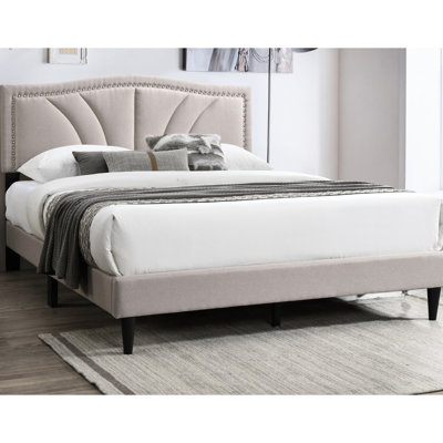 Grand lit contemporain avec toile de jute brune et tissu élégant avec tête de lit inclinée gracieuse