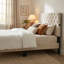 Structure de lit beige tapissier avec deux ports USB, lit plateforme avec tête de lit