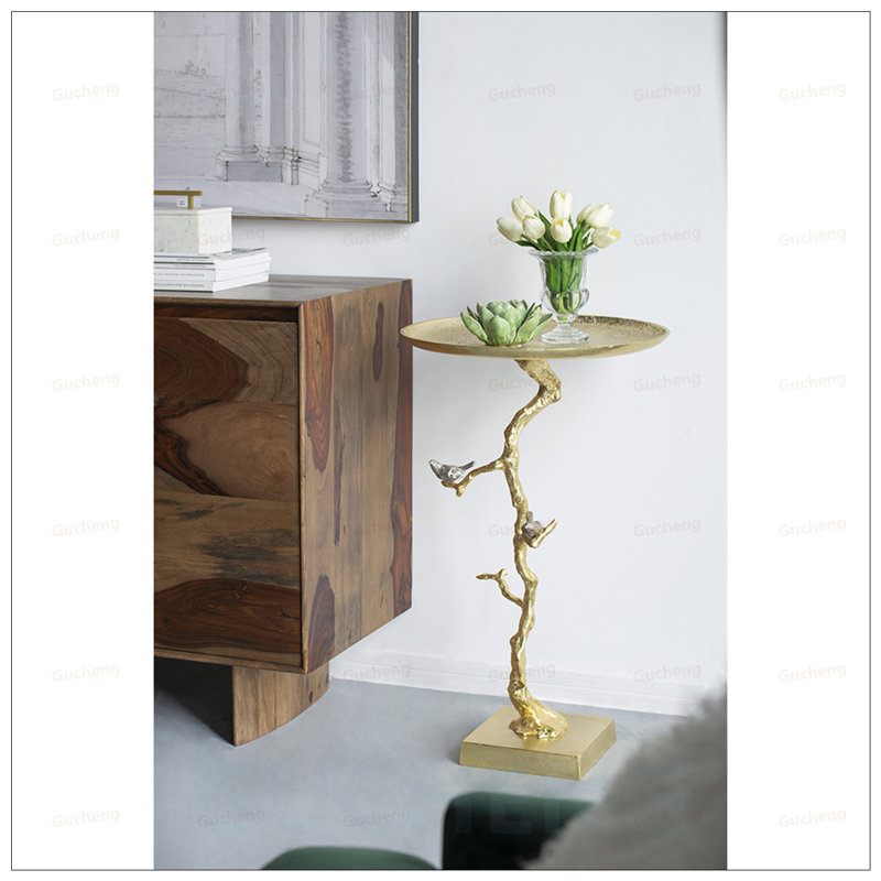 Table contemporaine contemporaine en or brillant, décor fantaisiste et élégant avec une finition éblouissante et une fabrication en métal robuste