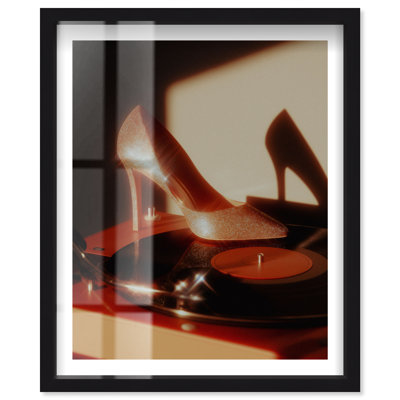 Décoration murale Disco Shoe I Shadowbox Print par Notoriart, cadre noir, 16 x 20
