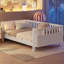 Lit simple pour enfant en bois blanc avec rails et hauteur basse