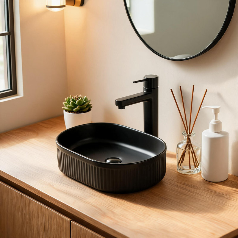 Lavabo ovale en céramique noire de 48 cm x 30 cm avec fini lustré