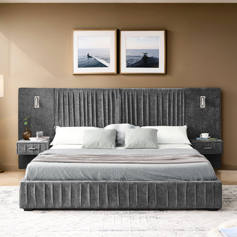 Cadre de grand lit gris foncé avec revêtement en chenille plissée, structure solide, table de chevet et lampes réglables à angle pour rafraîchir la chambre à coucher, tête de lit agrandie, design et éclairage