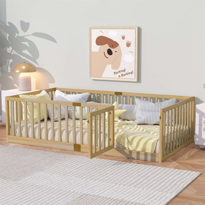 Lit à plancher surbaissé en bois avec garde-corps de sécurité et porte d'accès rotative pour une autonomie des tout-petits et un sommeil sécuritaire.