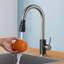 Robinet de cuisine rétractable à poignée simple avec accessoires-62467306