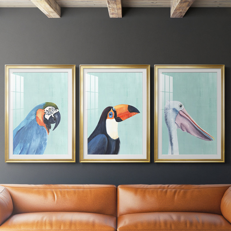 Oiseau exotique sur fond bleu I - reproduction sur mesure encadrée de qualité supérieure - 3 pièces, H 19 po x l 27 po, Doré