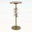Luxueuse table d'appoint ronde en fer avec accents floraux dorés et blancs, base en ciment robuste pour une décoration intérieure élégante