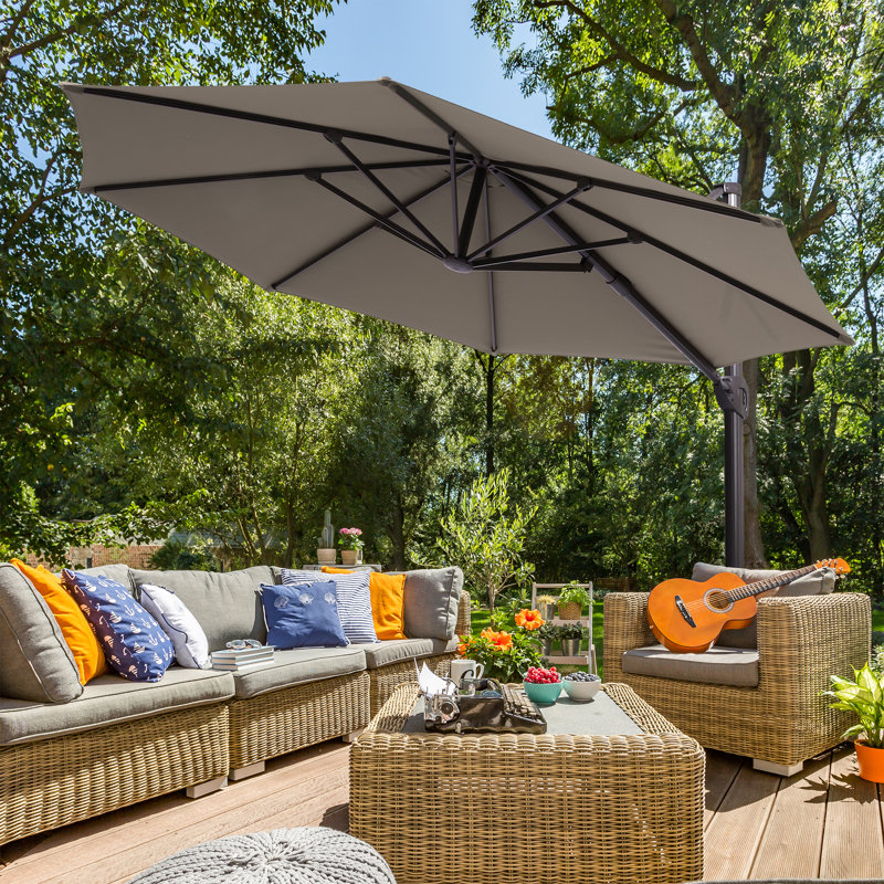 Parasol en porte-à-faux 132 "avec base Deairah, Gris