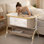 Berceau de chevet, lit de bébé portable amovible avec fonction berçante, lit pour nouveau-né réglable en hauteur à 8 niveaux, filet respirant, panier de rangement et jouet mobile rotatif, kaki
