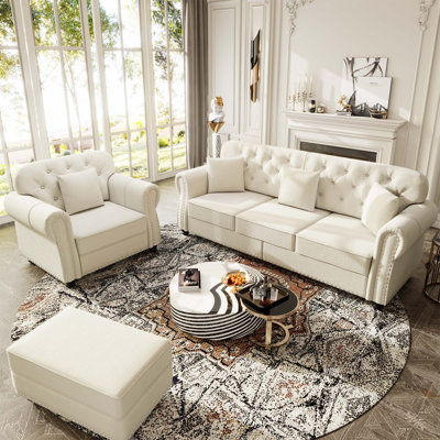 Luxueux canapé Chesterfield en velours avec garniture cloutée, accoudoirs roulés et repose-pieds assorti, design moderne Mid-Century beige / blanc