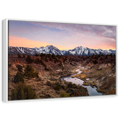 Rivière et montagnes enneigées