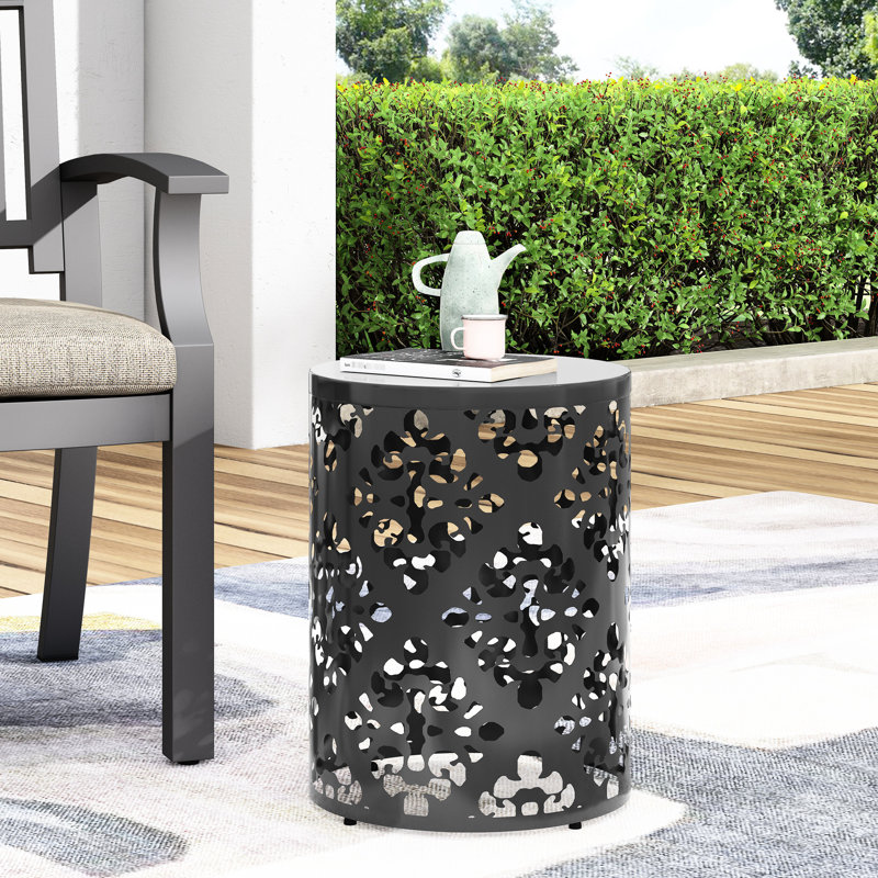 Grande table de bout d'extérieur moderne en métal, motif taillé en fer avec motif floral attrayant, cadre thermolaqué, sans assemblage, noir, décoration enchanteresse latérale de 13,59 po x 13,59 po x 17,56 po, assemblage requis,