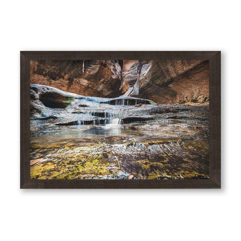 Subway Waterfall par Scott Barlow. Impression sur papier - Montée et encadrée, H 34 po x l 49 po
