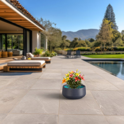 Pot à fleurs moyen rond en béton avec trous de drainage