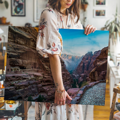 Toile, paysage de canyon à couper le souffle avec des falaises escarpées baignées dans une décoration murale