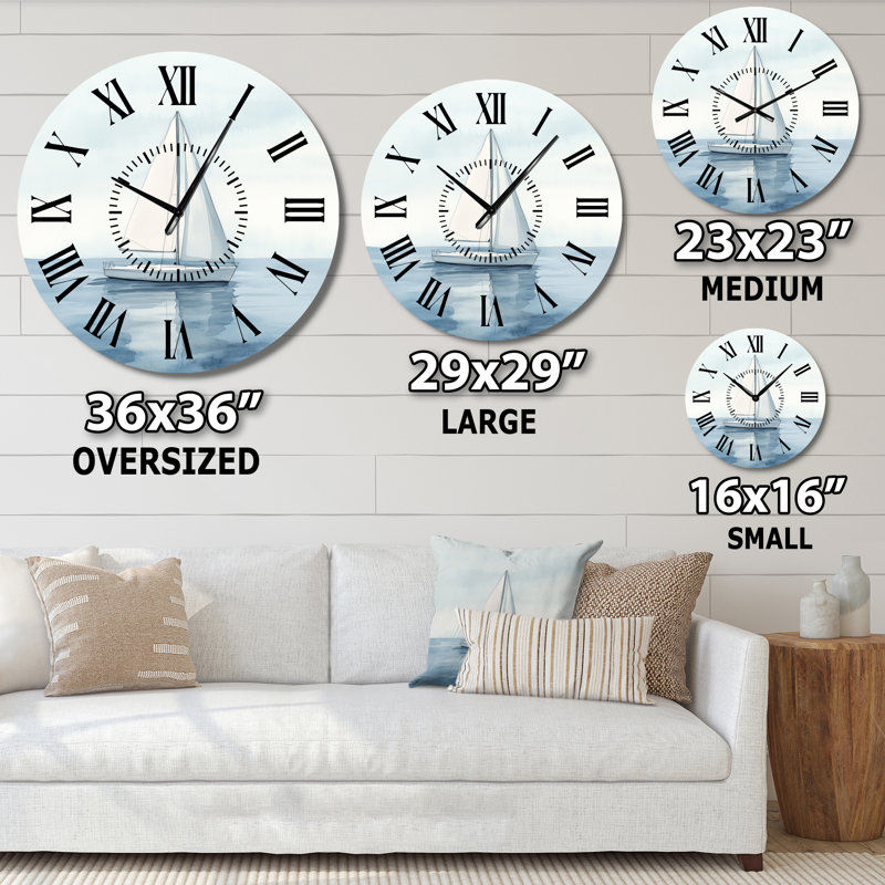 Voilier blanc sur eaux calmes - Horloge murale ronde en métal de style côtier, Grand