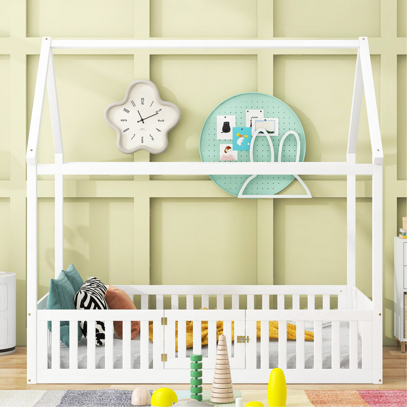 Lit double en bois pleine grandeur avec clôture et porte, blanc