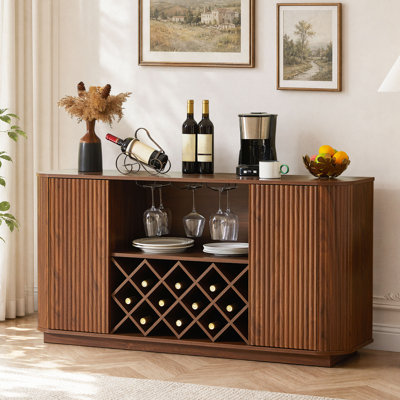 Buffet moderne cannelé de 147 cm avec casier à vin et porte-verres, meuble bar à vin incurvé en noyer avec étagères réglables, meuble de rangement multifonctionnel pour salle à manger et cuisine.