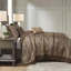 5 couvre-lits - grand. Brun et or. Comprend un couvre-lit, 2 taies décoratives et des coussins décoratifs. Fabriqué avec pour une durabilité de luxe. Affiche des feuilles, des rayures, des motifs. Surpiqûres ornées. Les détails dorés ajoutent de l'élégance.