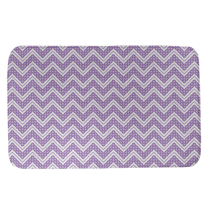 Tapis pour salle de bain à motif à chevrons à la main Stephenie, l 17 po x L 24 po, Violet / ivoire
