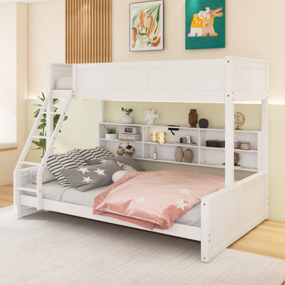Lit simple superposé au-dessus de grand lit simple avec armoires de rangement et ports USB