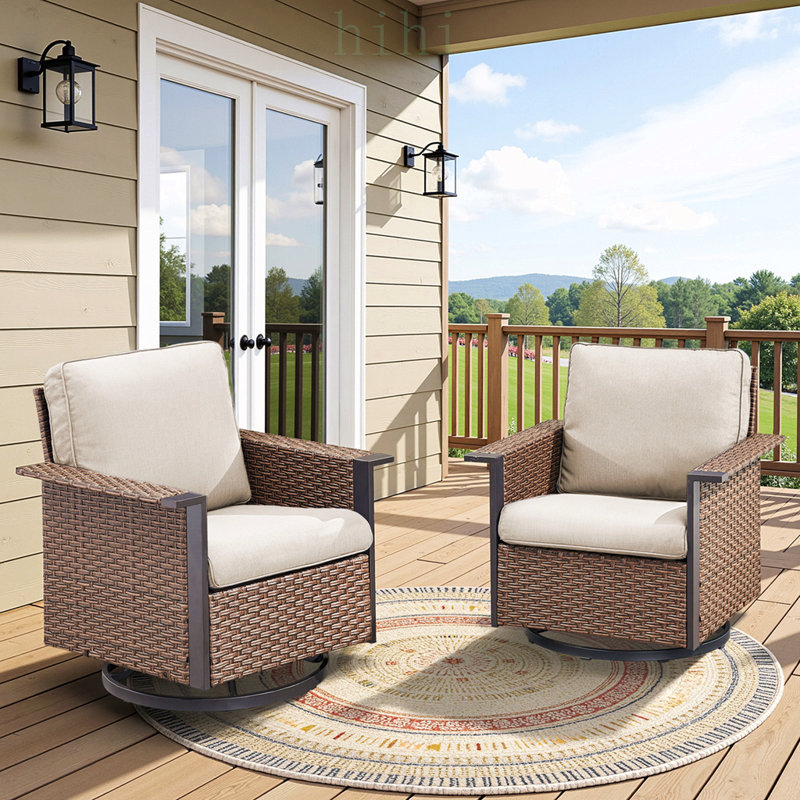 Ensemble de fauteuils à bascule pivotants d'extérieur en osier brun, avec larges accoudoirs et coussins beiges pour un confort optimal sur la terrasse et le patio.