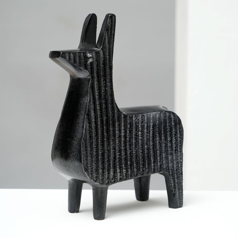 Sculpture de lama à nervures noires - Figurine de table contemporaine en aluminium | 6 po x 8 po