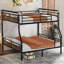 Lit superposé noir au-dessus d'un très grand lit double au design pratique avec tête de lit en métal