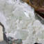 Apophyllite vert clair à double terminaison avec stilbite miniature sur basalte