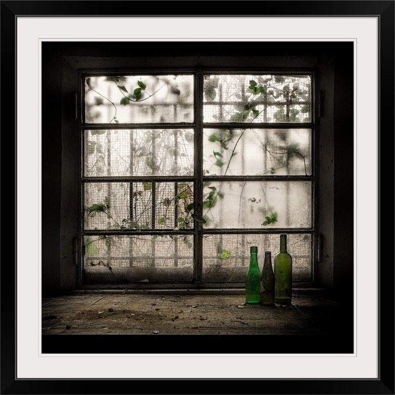 «Straub Still Life with Glass Bottle» par Vito Guarino - reproduction de photo, Cadre noir, H 20" x l 20" x P 1"